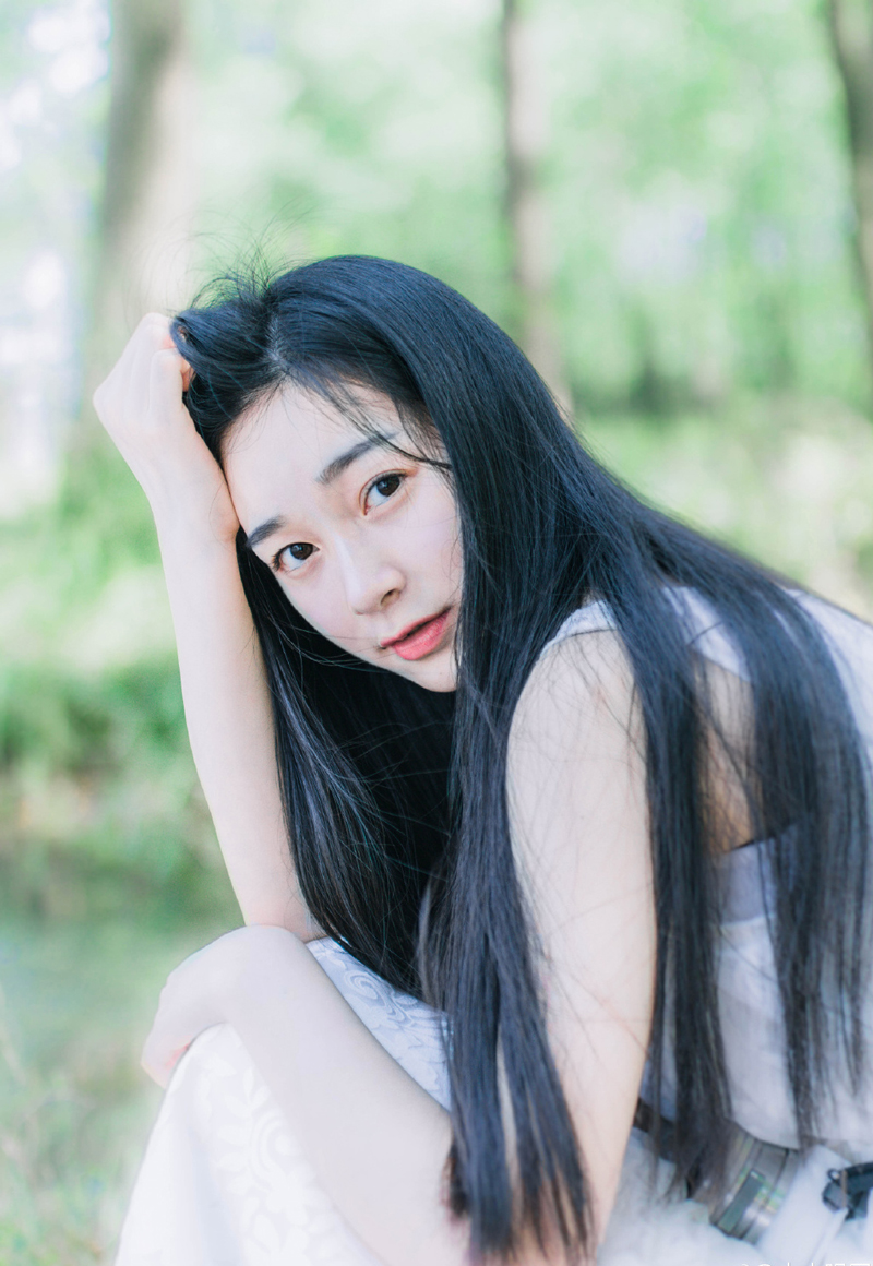 攻城梯直接被撞断，将关羽和邢道荣摔了个七荤八素，看着周围脑浆迸裂的胡人将士，两人不由齐齐大骂一声，跟随关羽杀上城墙的校刀手一个也没能逃出来，关羽心中暗恨，却也知道此刻不是管这些的时候，跟邢道荣一起，撑起一片木甲，迅速向后撤去。
